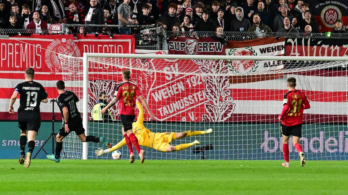 Koen Kostons schießt das 1:1 in der 39 Spielmninute.