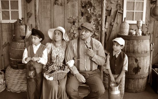 Familie denkt übers auswandern statt. Thema Migration. 50 er Jahre