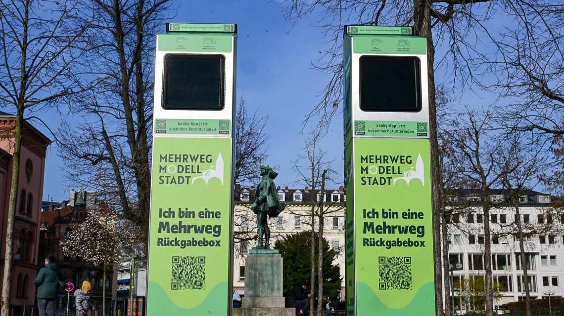Wehrwegbecher Sammelstation auf dem Schlossplatz: Mehrwegmodellstadt.