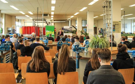 Alexander Achatz, Leiter des InfraServ Wiesbaden Bildungszentrums, begrüßt die Gäste und Absolventen bei der Feierstunde.
