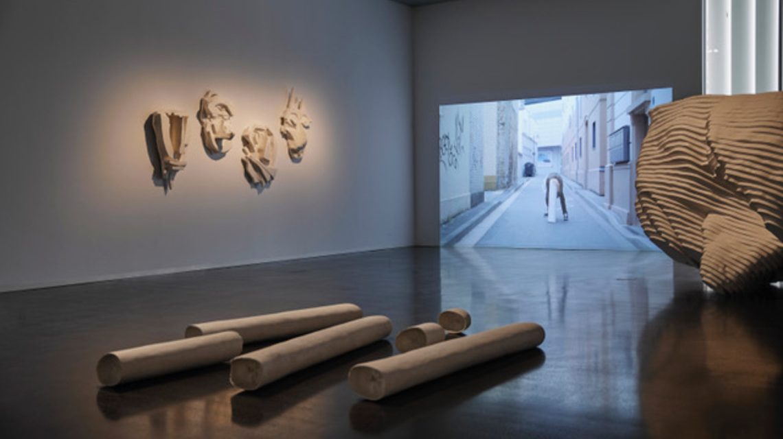 Blick in den Ausstellungsraum im Kunsthaus Wiesbaden.