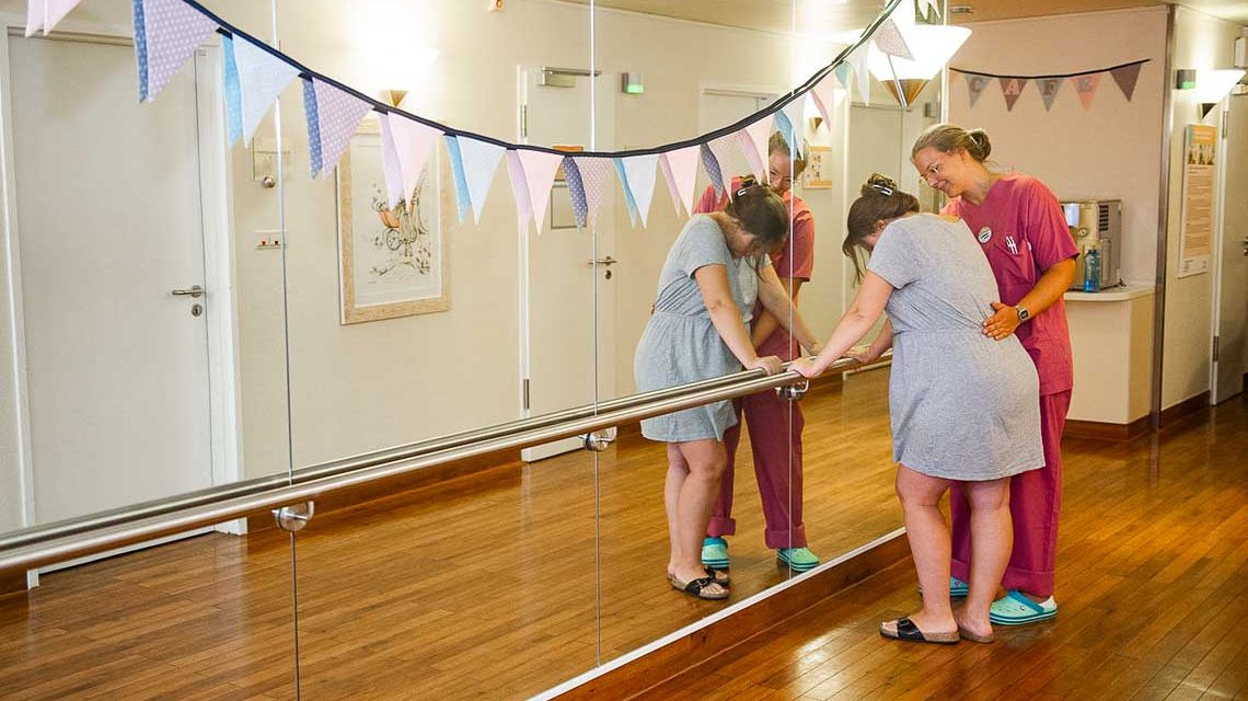 Schwangere Frau mit Wehen auf der Entbindungsstation