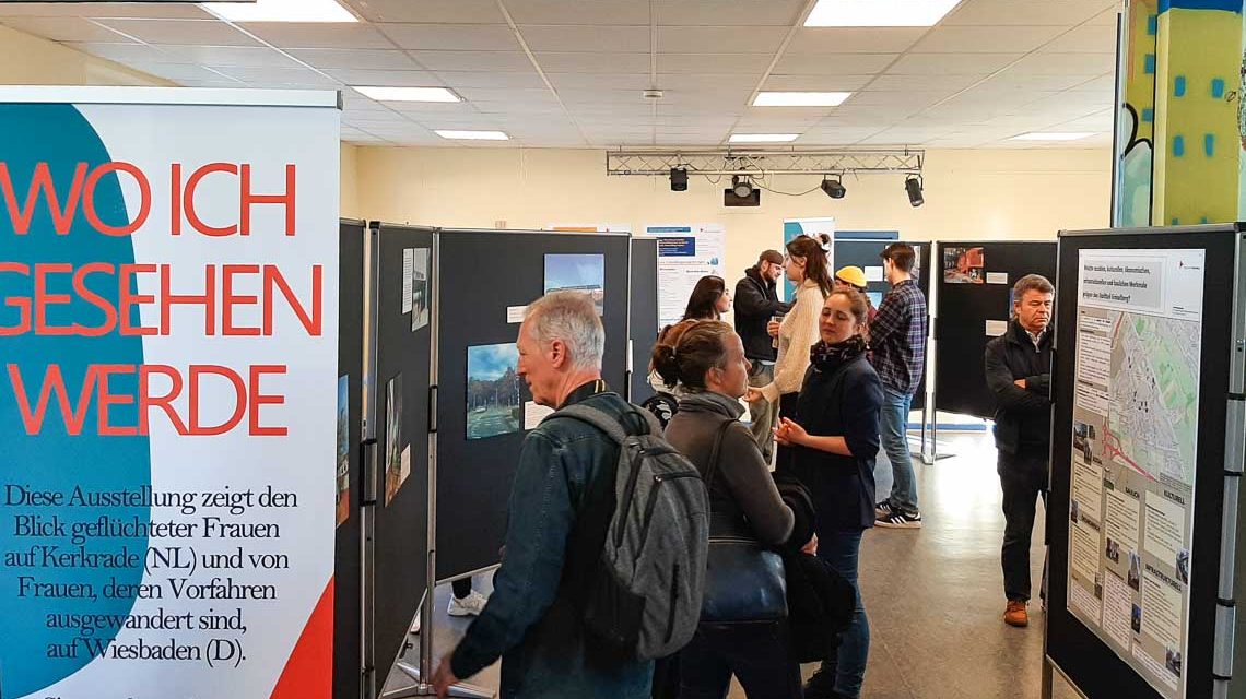 Besucher der Ausstellung „Wo ich gesehen werde".