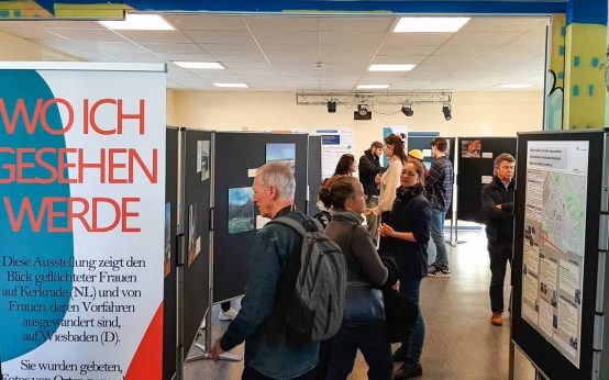 Besucher der Ausstellung „Wo ich gesehen werde".