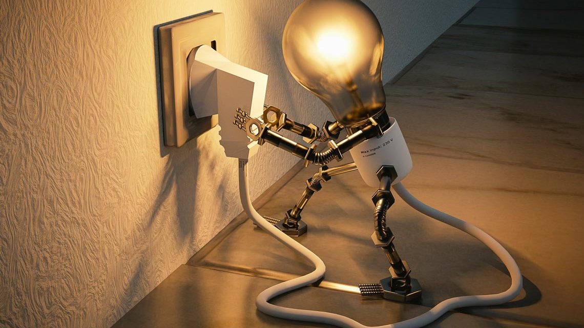 Grafik: Leuchtende Glühbirne steckt eine Stecker in die Steckdose. Strom sparen!