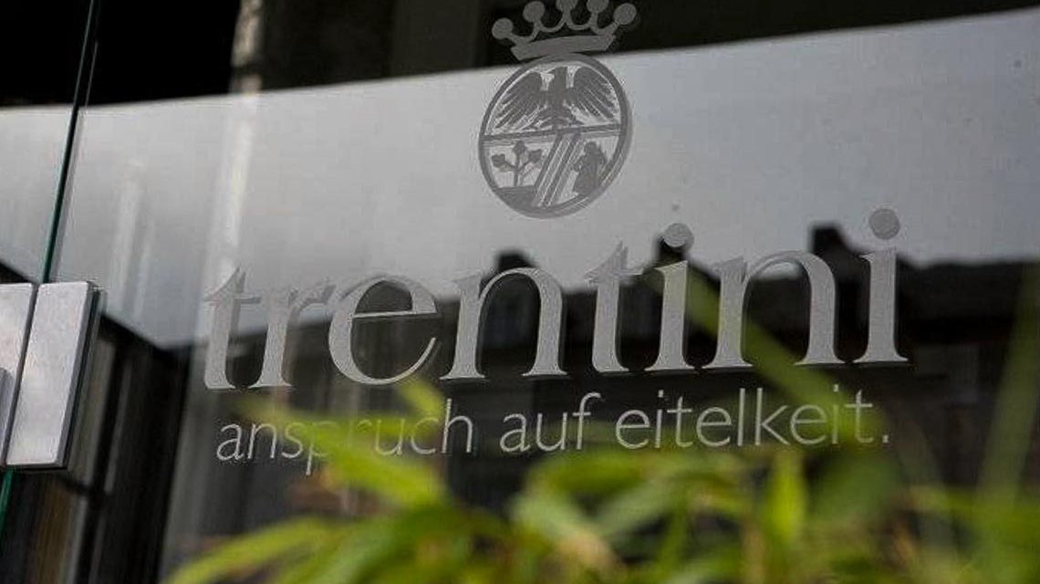 Friseur Trentini, Schaufenster in der Bahnhofstraße