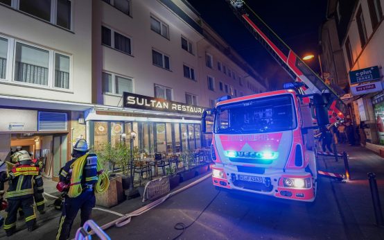 Feuer Grillrestaurant Sultan in der Wellritzstraße, Feuerwehr Leiterwagen