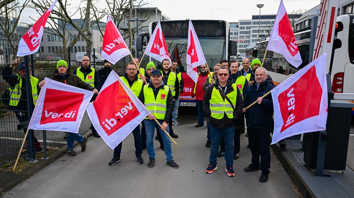 Warnstreik in Wiesbaden, die Busse bleiben stehen