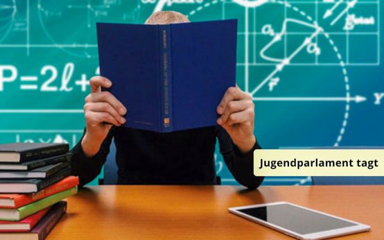 Schüler sitzt vor einer Tafel und lernt