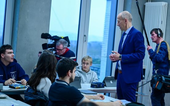 Minister Armin Schwarz im Austausch mit Schülern der Carl-von-Ossietzky-Schule