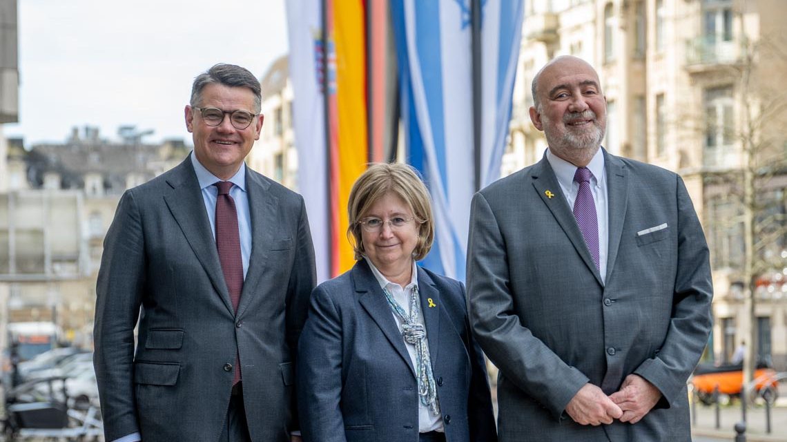 ntrittsbesuch des israelischen Botschafters: Hessens Ministerpräsident Boris Rhein (links) gemeinsam mit der Generalkonsulin des Staates Israel für Süddeutschland Talya Lador-Fresher (Mitte) und dem israelischen Botschafter Ron Prosor (rechts) vor der Hessischen Staatskanzlei. Bildquelle: Hessische Staatskanzlei