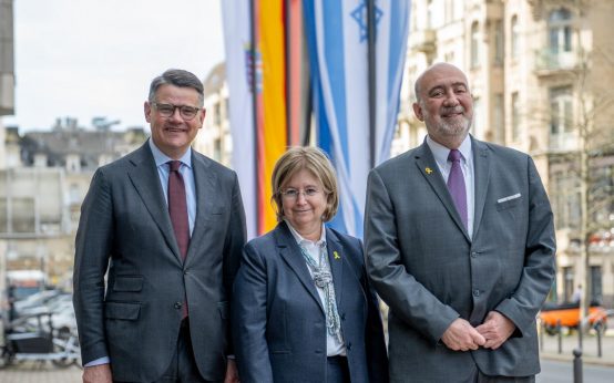 ntrittsbesuch des israelischen Botschafters: Hessens Ministerpräsident Boris Rhein (links) gemeinsam mit der Generalkonsulin des Staates Israel für Süddeutschland Talya Lador-Fresher (Mitte) und dem israelischen Botschafter Ron Prosor (rechts) vor der Hessischen Staatskanzlei. Bildquelle: Hessische Staatskanzlei