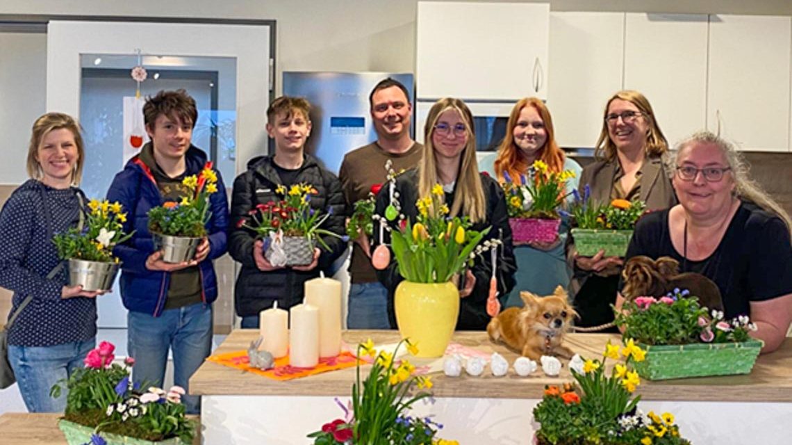 Von li. nach re.: Mitglieder und Firmjugend der Katholischen AKK Gemeinden, Franziska Knörr vom Hospiz ADVENA