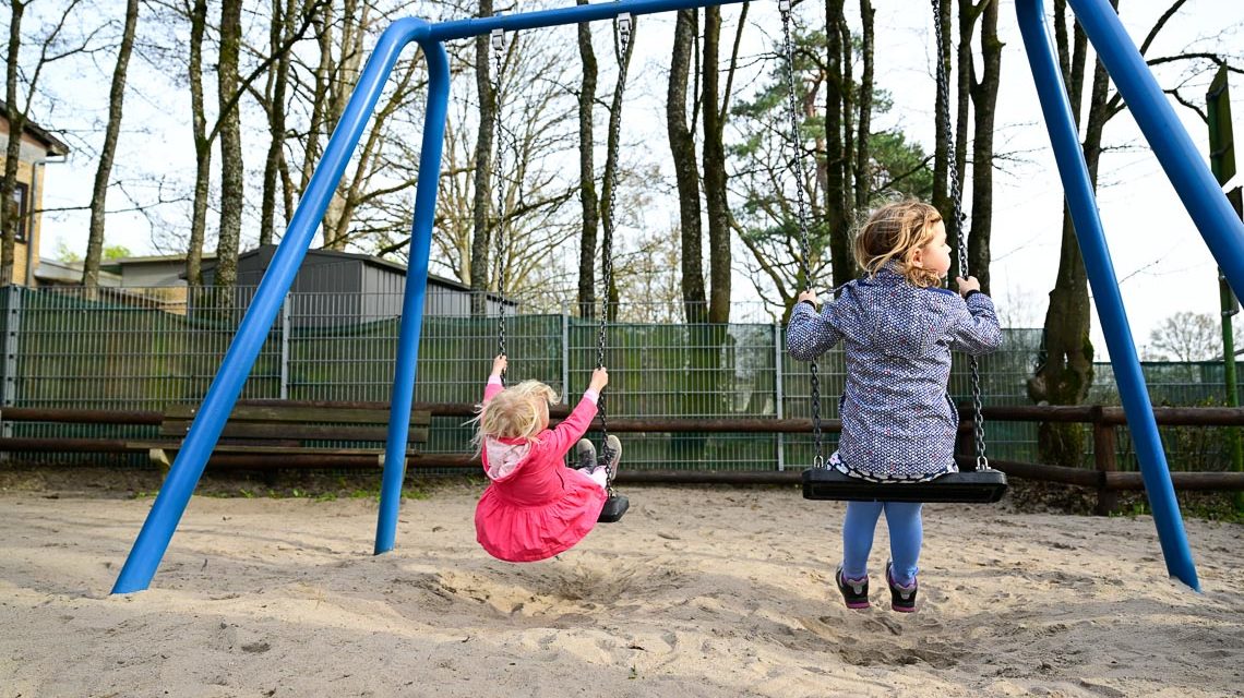 Kinderschaukel aus alten Tagen wieder sogt wie neu.