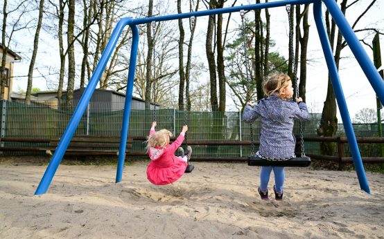Kinderschaukel aus alten Tagen wieder sogt wie neu.