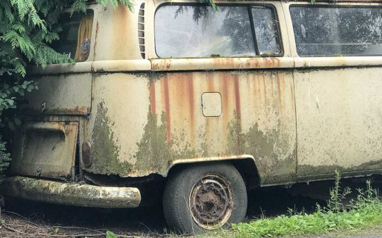 VW Bus, Schrott, am Straßenrand abgestellt.
