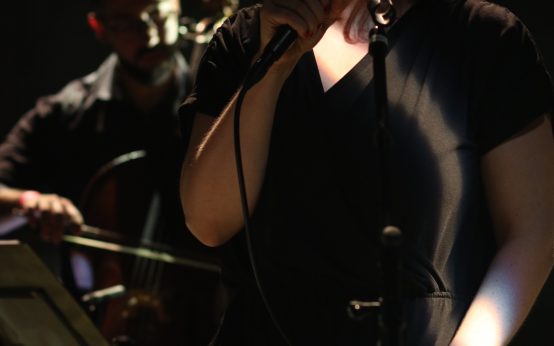 Nina Ernst singt poetische Chansons