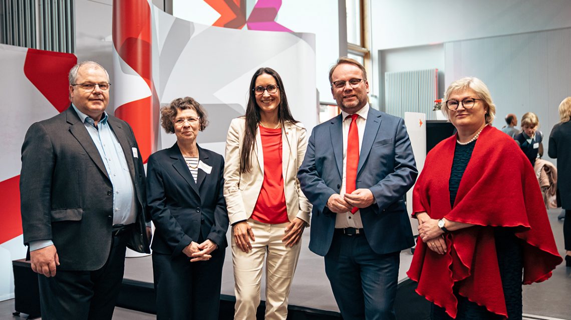 Bildunterschrift: v.l.n.r.: Vizepräsident Prof. Dr. Andreas Brensing, Vizepräsidentin Prof. Dr. Christiane Jost, Kanzlerin Dr. Tina Klug, Staatsminister Timon Gremmels und Hochschulpräsidentin Prof. Dr. Eva Waller © Dominik Hahl