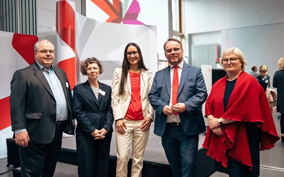 Bildunterschrift: v.l.n.r.: Vizepräsident Prof. Dr. Andreas Brensing, Vizepräsidentin Prof. Dr. Christiane Jost, Kanzlerin Dr. Tina Klug, Staatsminister Timon Gremmels und Hochschulpräsidentin Prof. Dr. Eva Waller © Dominik Hahl