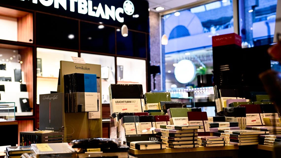 Blick auf das Sortiment beim Papierladen