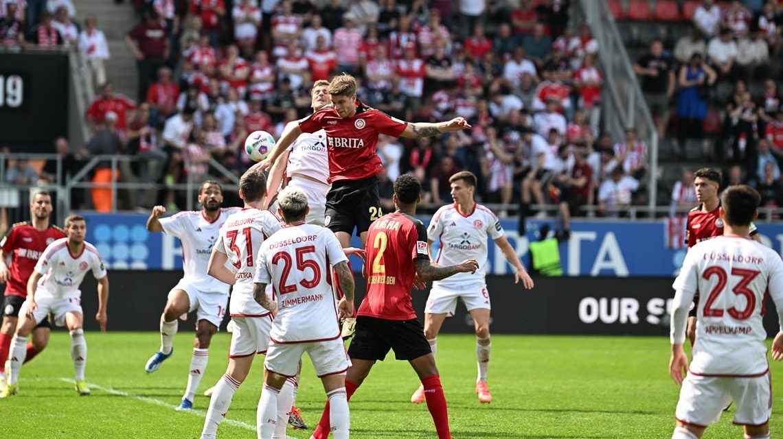 Marcus Mathisen im Strafraum der Fortiuna Düsseldorf