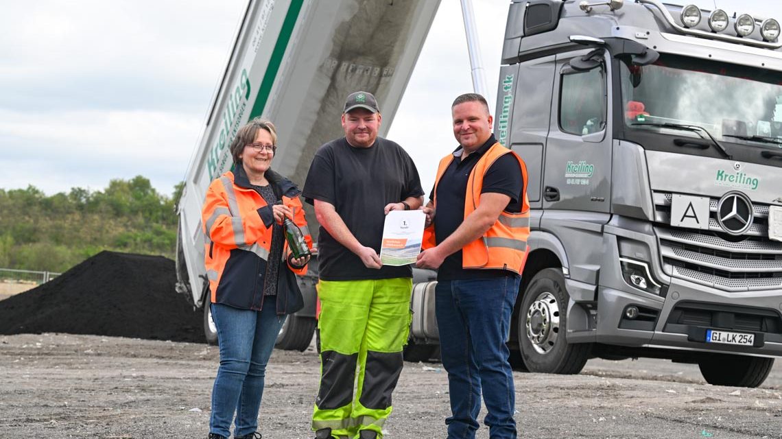 Björn Neue ist der erste Fahrer, der offiziell seine Schlacke auf der Deponie abladen durfte.