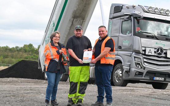 Björn Neue ist der erste Fahrer, der offiziell seine Schlacke auf der Deponie abladen durfte.