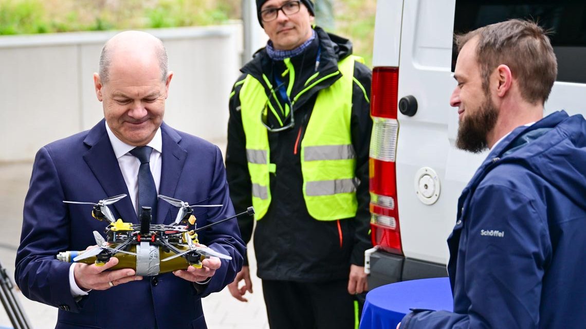 Bundeskanzler Olaf Scholz beim BKA mit einer selbstgebastelten Drohne.