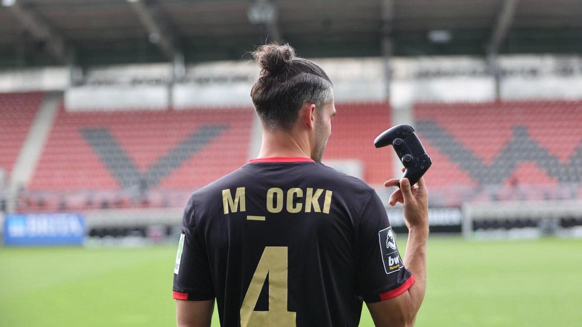 Der e_gamer M_ocki steht am Spielfeldrand undwartet auf seine Einwechslung: beim Napa-Nachwuchs-Cup