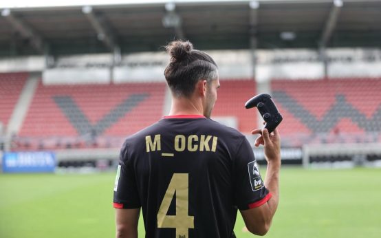 Der e_gamer M_ocki steht am Spielfeldrand undwartet auf seine Einwechslung: beim Napa-Nachwuchs-Cup