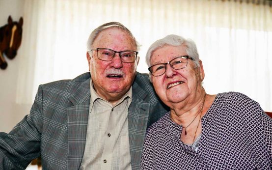 Gertrud und Karl-Heinz Koch in ihrem Wohnzimmer