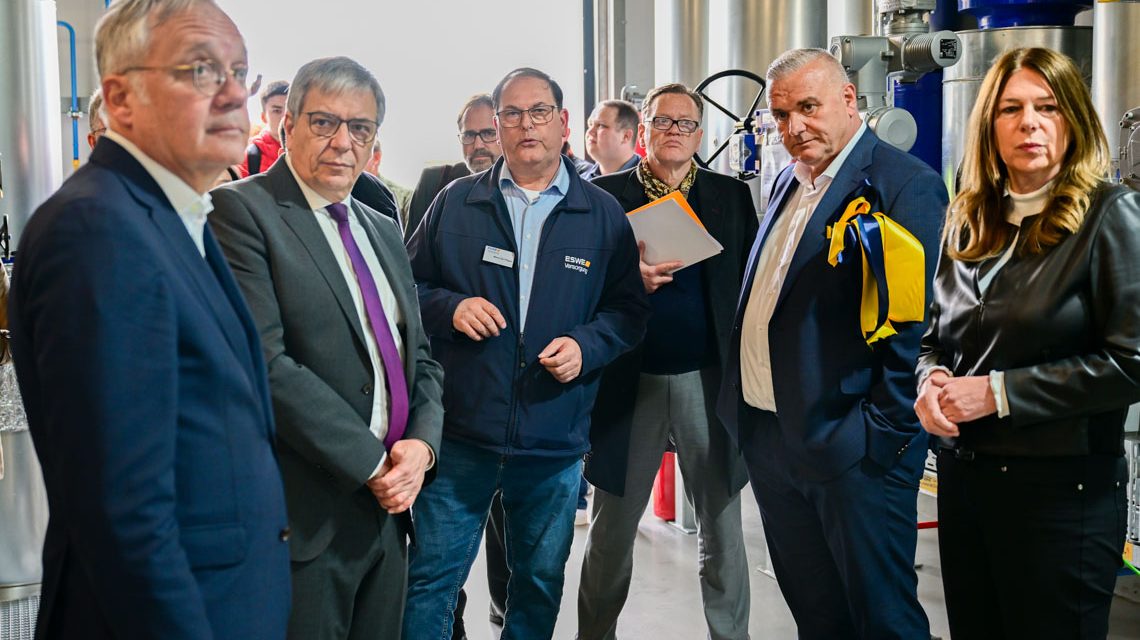 Ralf Schodlok, OB Gert-Uwe Mende, Mario de Felippo, Robert Maus (Hintergrund) Jörg Höhler, Christiane Hinnnger.