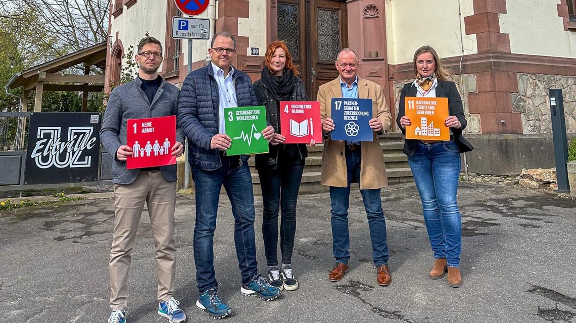 (v.l.) Amtsleiter für Soziales Thomas Speth, Bürgermeister Patrick Kunkel, Franziska Bruns in Stellvertretung für die Kinder- und Jugendbeauftrage Ursula Wolf, Thomas Kunz, Leiter vom Bethanien Kinder- und Jugenddorf, sowie Joanna Widenka vom Amt für Stadtentwicklung vor dem Eltviller Jugendzentrum, wo der neue Platz entstehen soll.