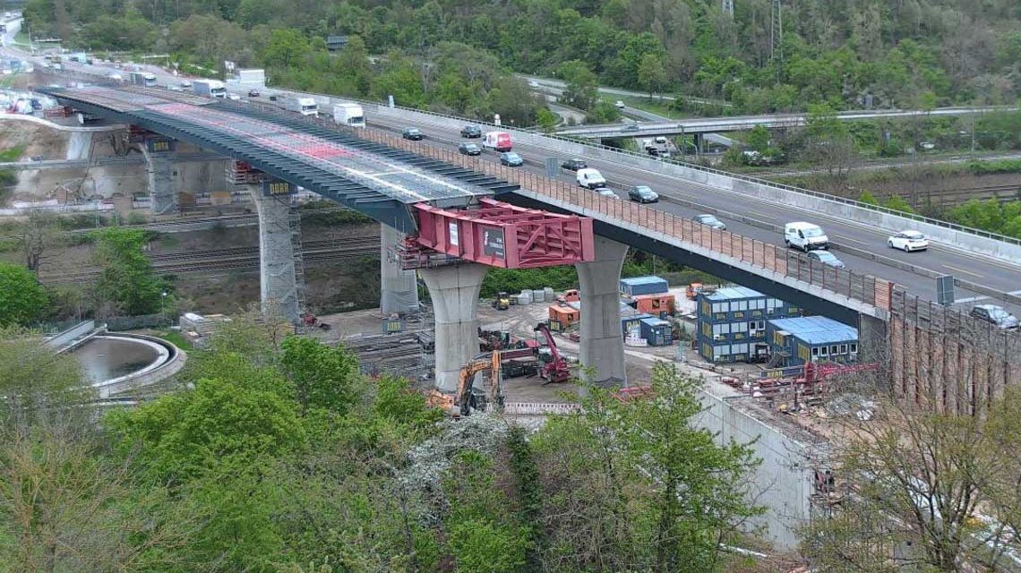 Saklzbachtalbrücke verschoben. Das vierte Teilstück liegt auf dem letzten Pfeiler auf.