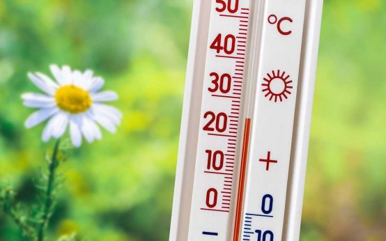 Thermometer zeigt 25 Grad Celsius