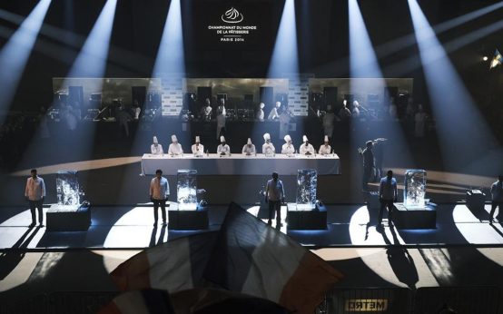 Szene aus Sterne zum Dessert. Köche stehen auf der Büpghne der Weltmeisterschaften.