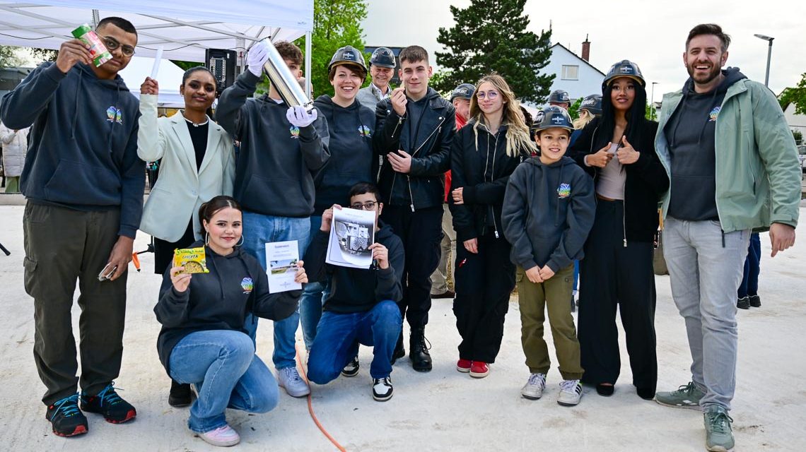 Die Schülervertretung der Wilhelm Leuschner Schule packt die Zeitkapsel.