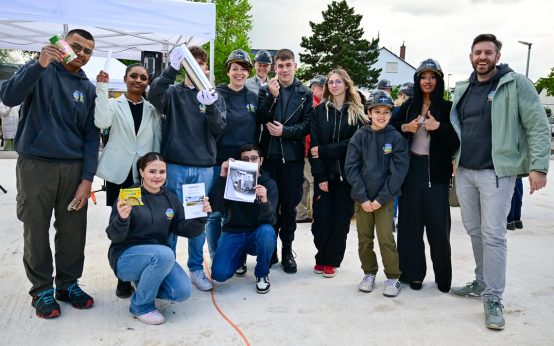 Die Schülervertretung der Wilhelm Leuschner Schule packt die Zeitkapsel.