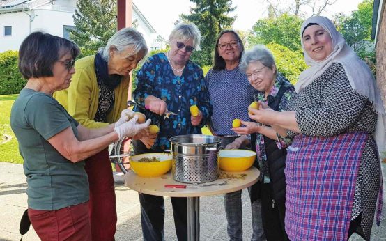 Einmal im Monat bereiten die Bewohnerinnen und Bewohner des Wiesbadener Wohnprojekts "Horizonte" in Kooperation mit den Kirchen des Stadtteils aus geretteten Lebensmitteln einen kostenlosen Mittagstisch zu. Copyright: Wohnprojekt Horizonte e.V.. Auch sie profitieren von der zehn-prozent-aktion.