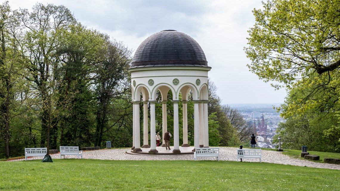 Blick von der Erlebnismulde auf den Monopterus und runter in die Stadt.
