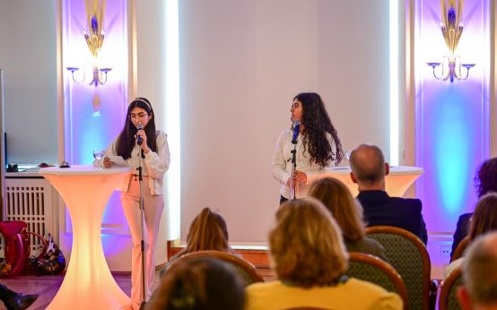 Schüler der Elisabeth-Selbert-Schule haben sich mit dem Grundgesetz auseinandergesetzt und zusammen mit der Stadt den 75. Geburtstag dessen gefeiert: Happy Birthday