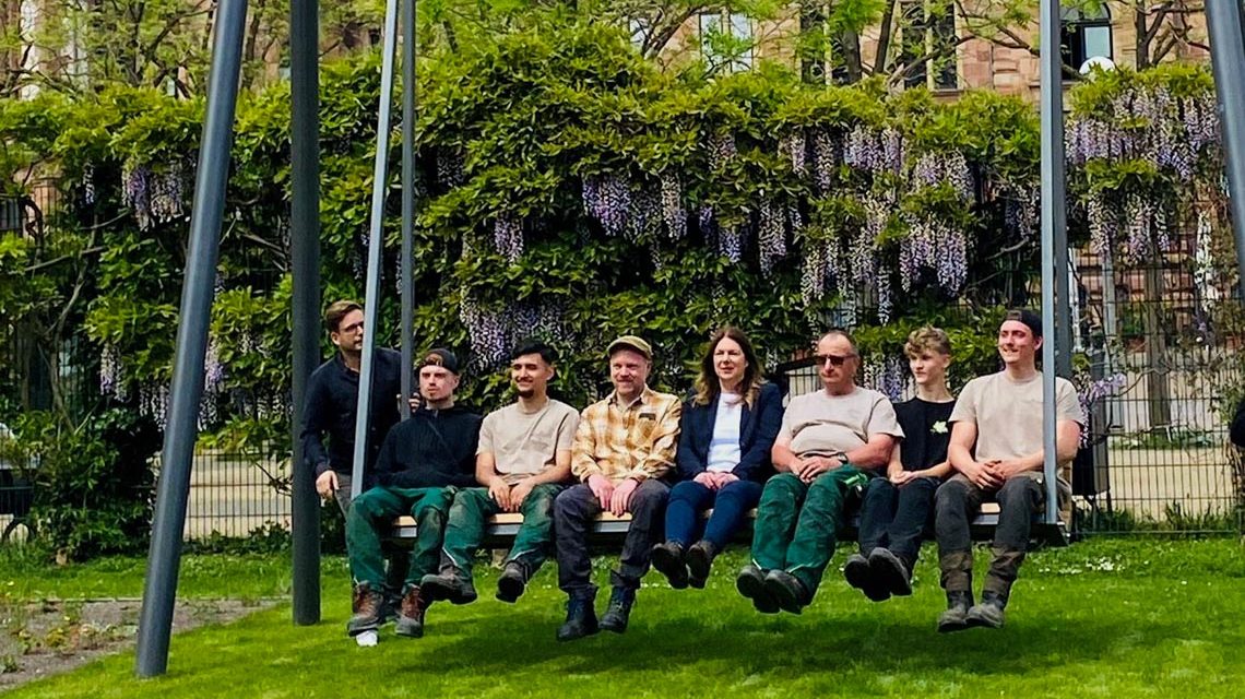 Rellabor Innenstadt, eine große Hollywoodschaukel auf dem Dern'schen Gelände.