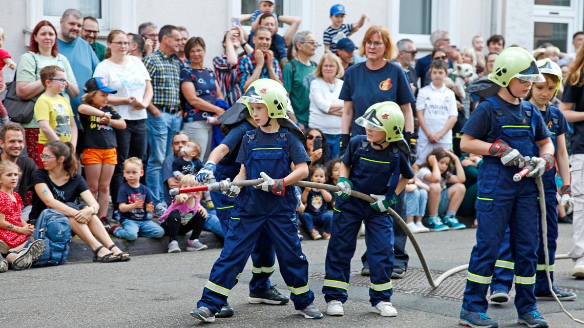 Feuerwehrübung des Feuerwehr-Nachwuchs beim Bierbricher Höfefest.