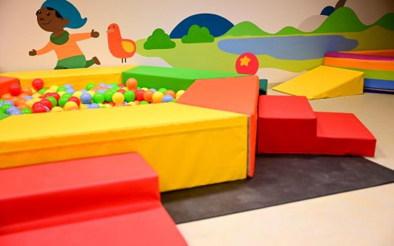 Kindertagespflege der R+V: Stadträtin Dr. Patricia Becher gratuliert zum ersten Geburtstag