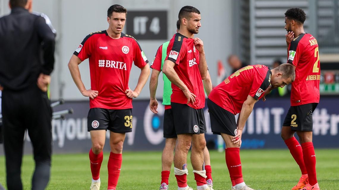 Der SVWW verliert gegen Holstein Kiel 0:1. Die Spieler können es noch nicht glauben.