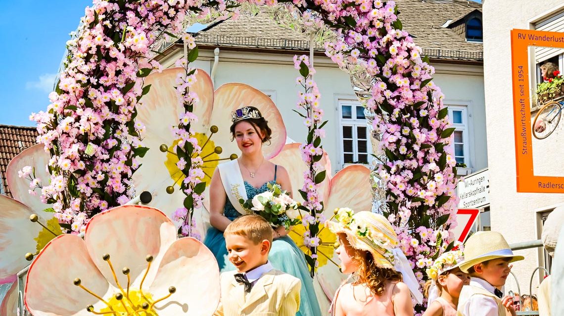 Aeppelblütenkönigin Lara 1. bei Festumzug, dem Äppelblütefest