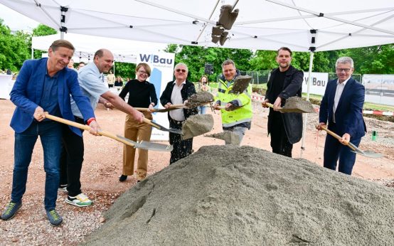Adalbert Stifter Schule, Spatenstich