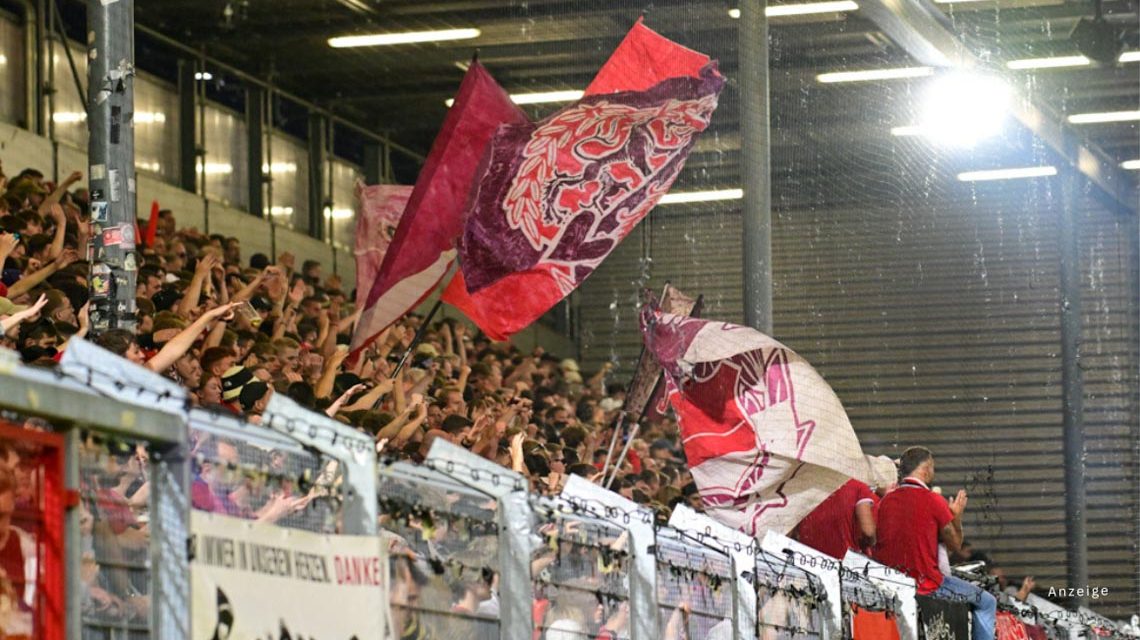 Der 12. Mann. Die Fans des SVWW stehen hinter der Mannschaft und feuert sie an.