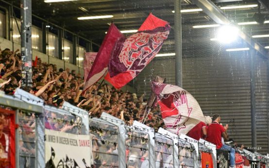 Der 12. Mann. Die Fans des SVWW stehen hinter der Mannschaft und feuert sie an.