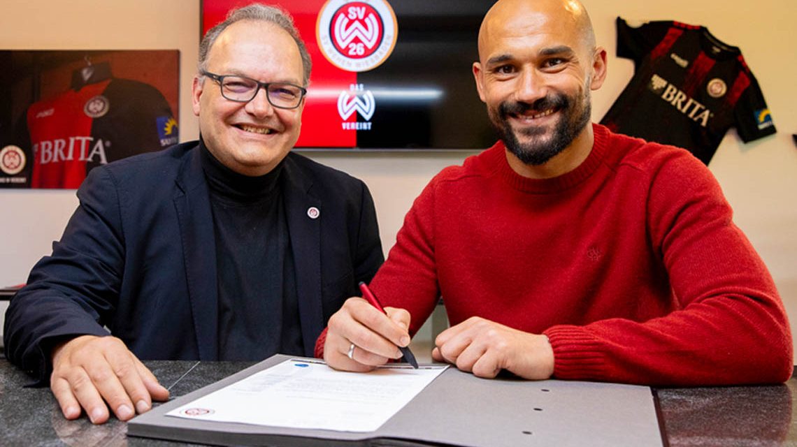 Mohamed Amsif und Nico Schäfer bei der Vertragsunterzeichnung